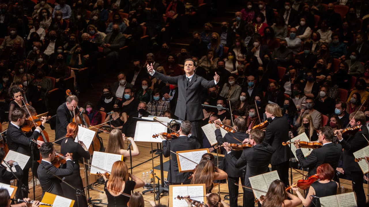 Teodor Currentzis dirigiert Beethovens Sinfonie Nr. 9